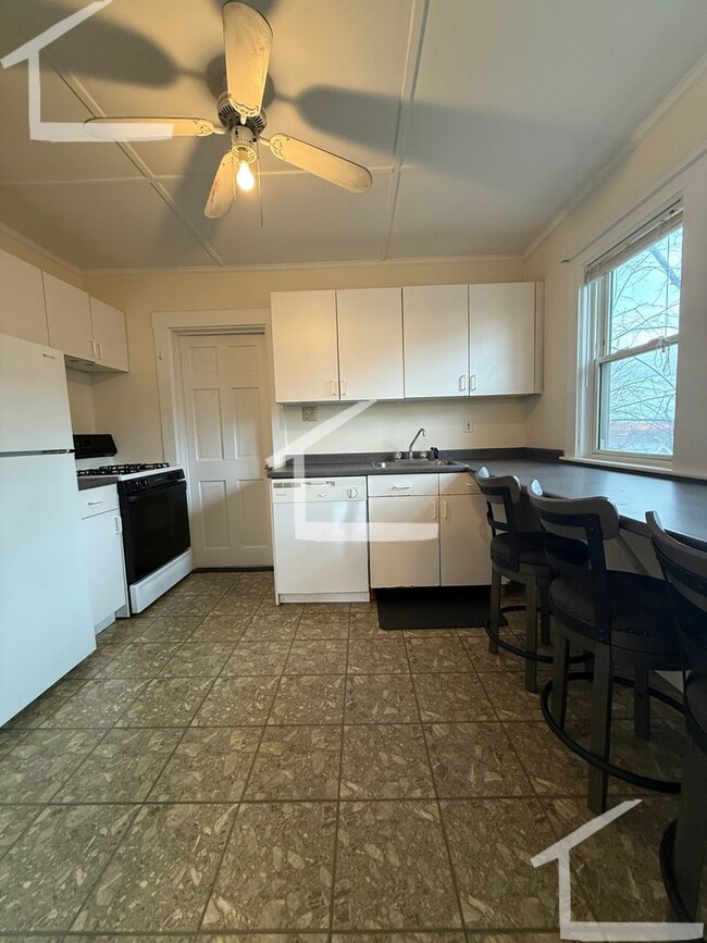 Building Photo - Updated 2 Bed Oak Square