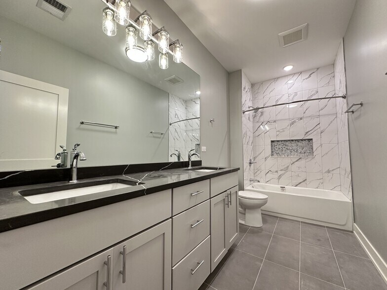 Building Photo - 2100 W 18th Pl