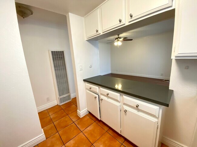 Building Photo - 4069 Oakwood Ave