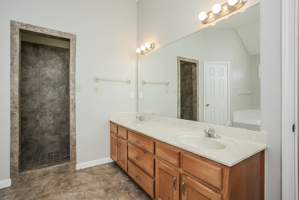 Building Photo - 4498 Whispering Bend Dr