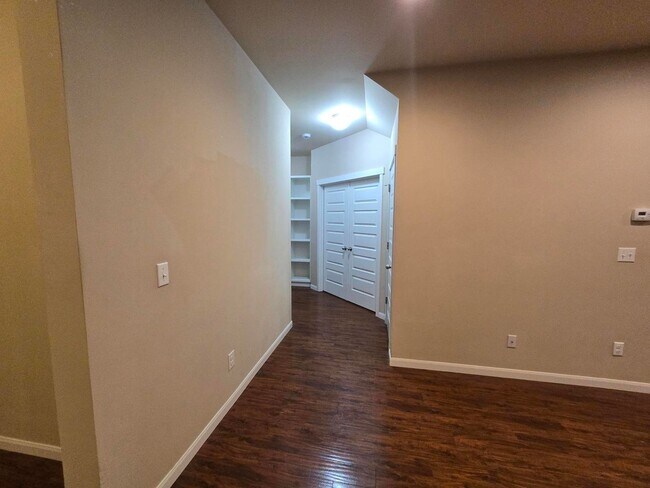 Building Photo - 4 Bedroom, 3 Bathroom House!