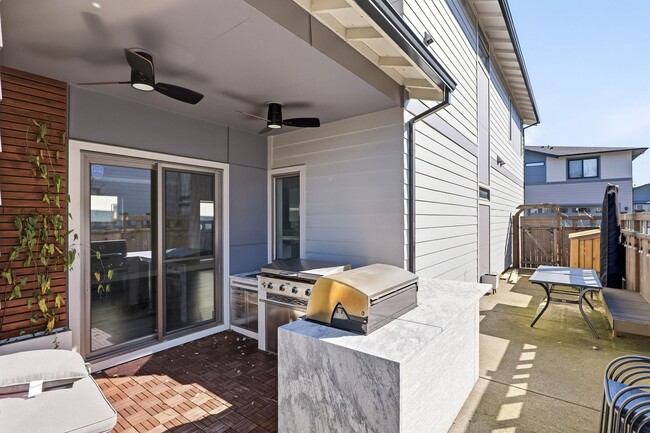 Building Photo - Modern Happy Valley Home with Designer Finishes & Spacious Open Layout