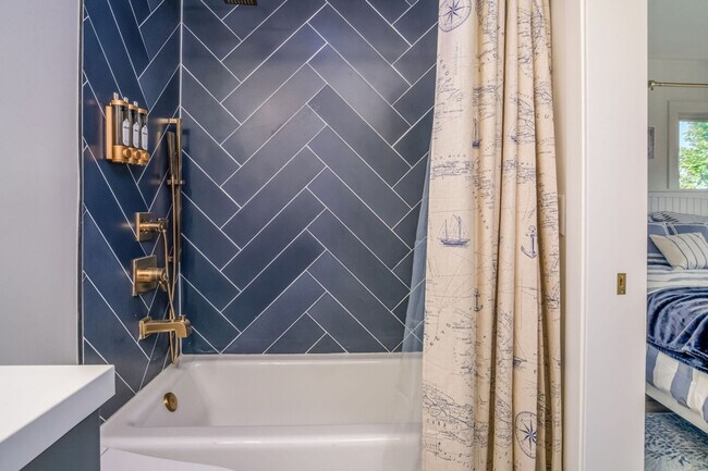 Building Photo - 184 Grand Ave