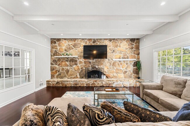 Building Photo - 441 Georgia 279-SI ID1019263P