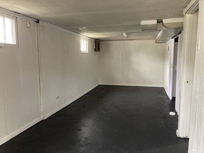 Basement Bedroom - 1 Lamar Dr