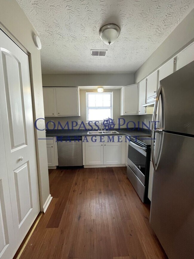 Building Photo - 2BR 1.5 BTH townhouse, First Month's Rent Free!!