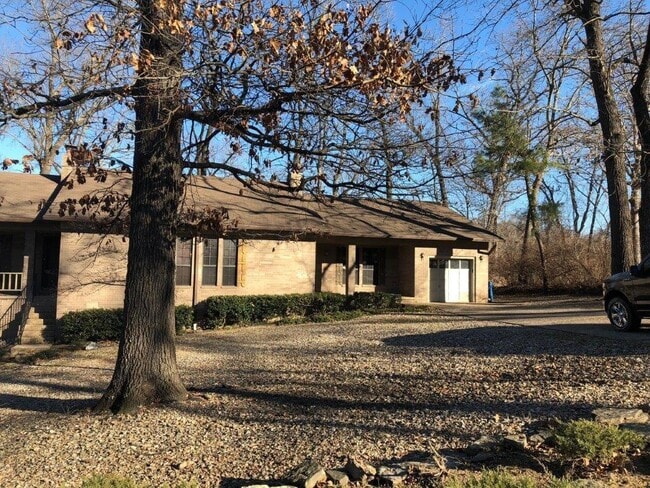 Building Photo - 2208 Oakwood Ave