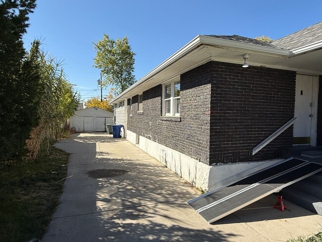 Building Photo - Beautiful 6 Bed, 3 Bath House; W/D Included; Fenced Yard; Wood Floors; and a Charming Style