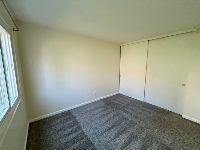 Building Photo - 2 Bed 2 Bath with Remodeled Bathrooms! Wat...