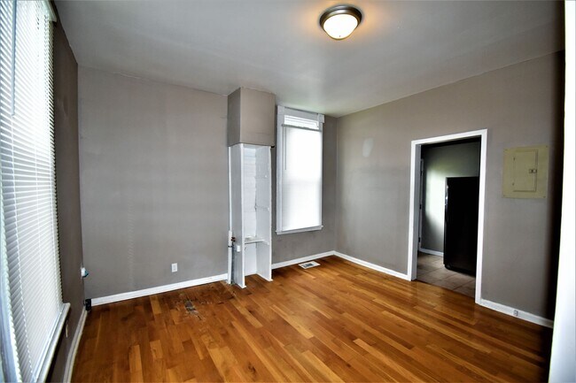 Building Photo - 123 Marion St