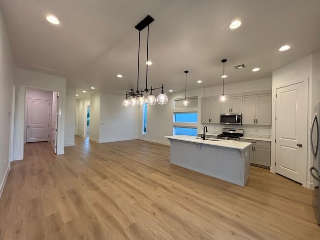 Building Photo - SPACIOUS PATIO HOME FOR RENT!