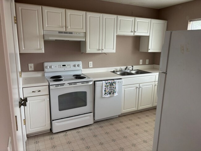 Building Photo - 2 BEDROOM 1 BATH CONDO AT MYRTLE GREENS 3rd FLOOR