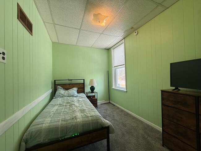 Building Photo - 400 Maple St