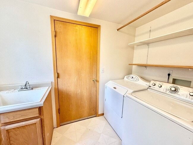Building Photo - Great 4 bedroom home close to MSU & the ho...