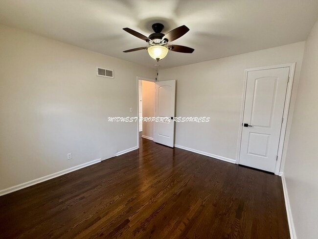 Building Photo - 2 Bed | 1 Bath Duplex Near Downtown Lee’s Summit