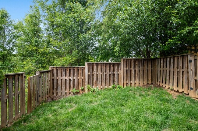 Building Photo - 3 bed/ 2 1/2 Bath.  Pet Friendly. Off Stre...