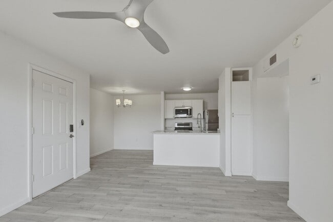 Building Photo - 8055 E Thomas Rd