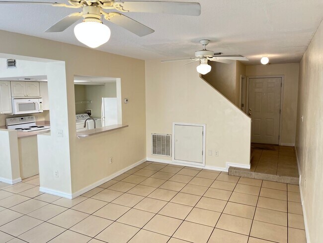 Building Photo - 3bed/2bath townhouse close to Disney includes utility (restrictions apply)