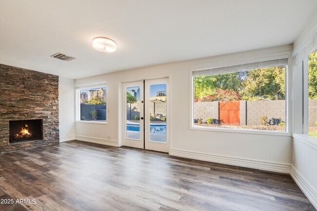 Building Photo - 2532 E Highland Ave