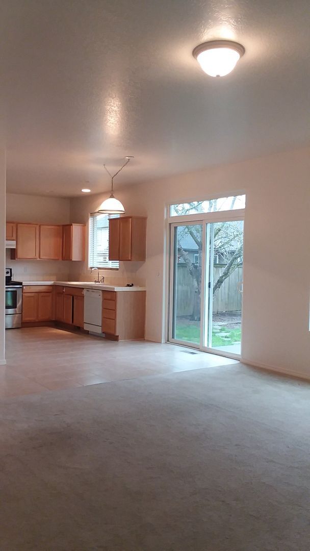 Building Photo - Beautiful Bethel-Danebo Home