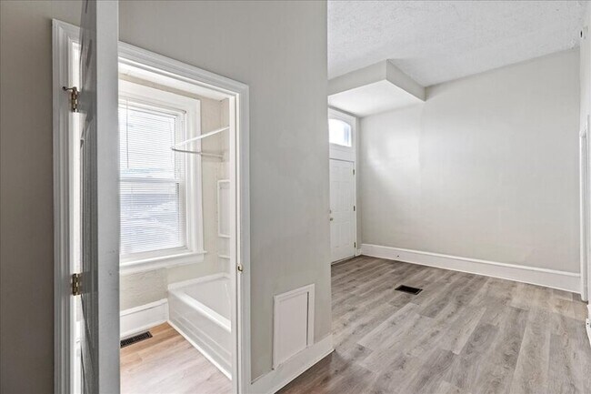 Building Photo - 216 N King St