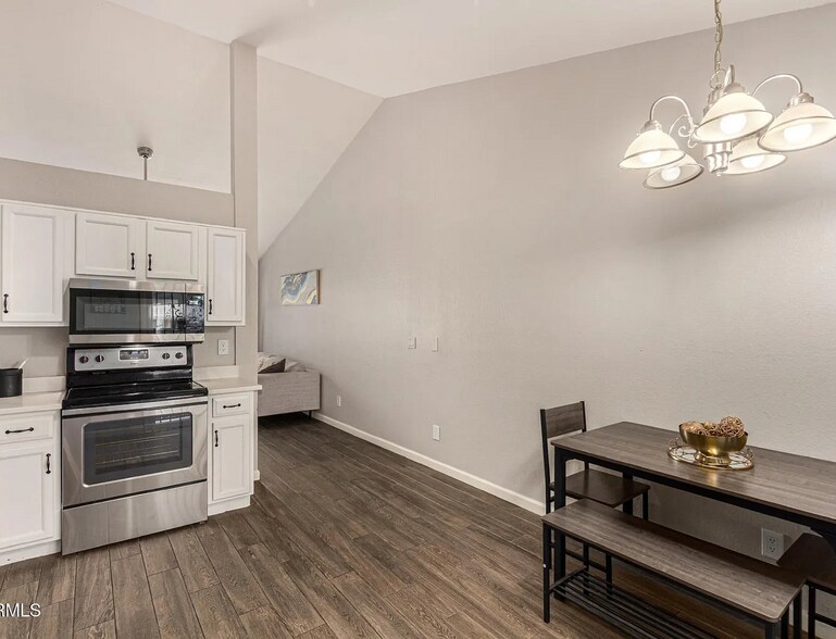 Building Photo - 5960 W Oregon Ave