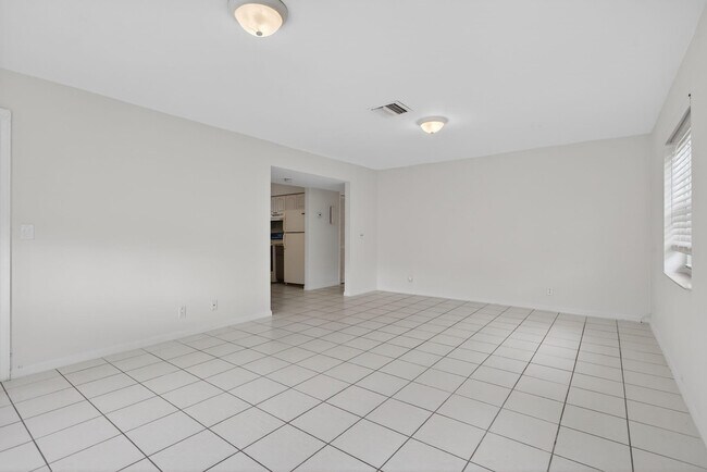 Building Photo - 536 SE 20th Ave