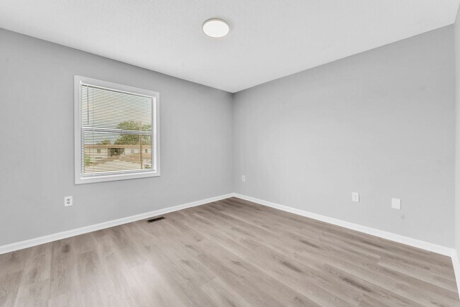 Building Photo - *NEWLY RENOVATED* 3 Bedroom Townhouse in D...