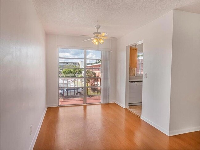 Building Photo - 4 Golfs Edge