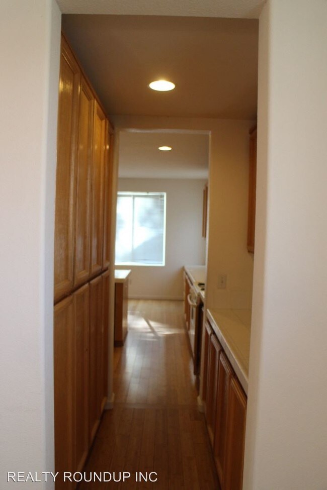 Building Photo - 4 br, 2.5 bath House - 9636 Glacier Creek Way