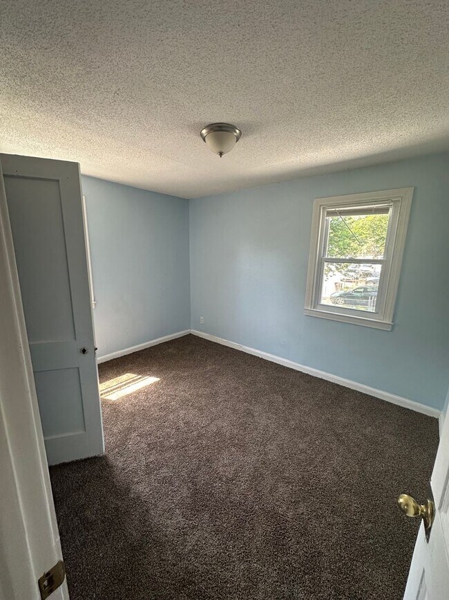 Building Photo - 4 Bed, 1 Bath Row home