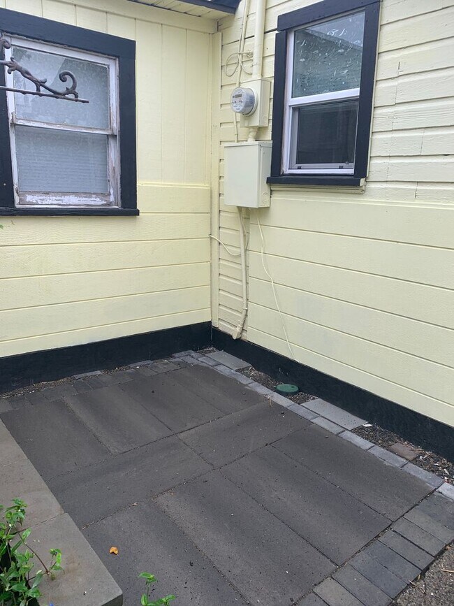 Building Photo - 515 1/2 2nd Street SE