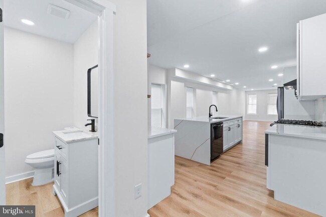 Building Photo - 530 E 38th St
