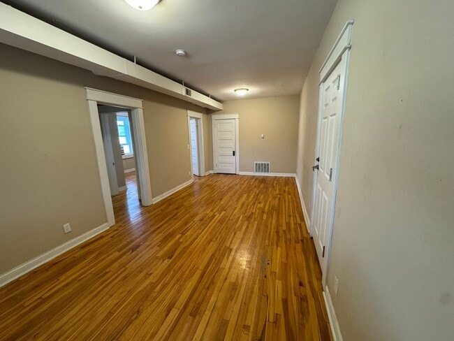 Building Photo - 1912 University Ave W