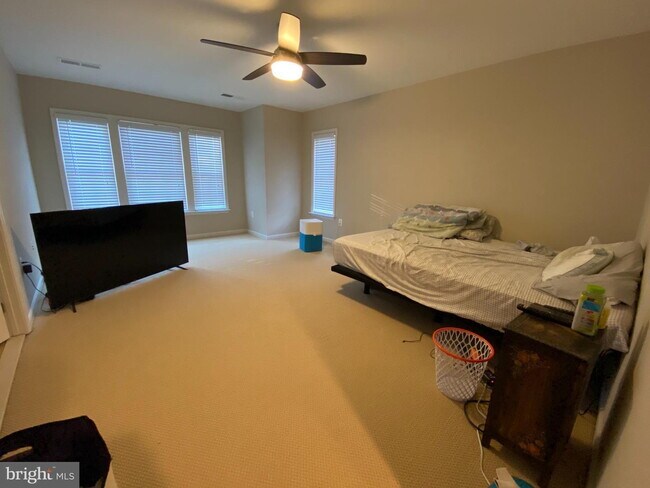 Building Photo - Bright & Spacious End-Unit Townhouse with Two-Car Garage!