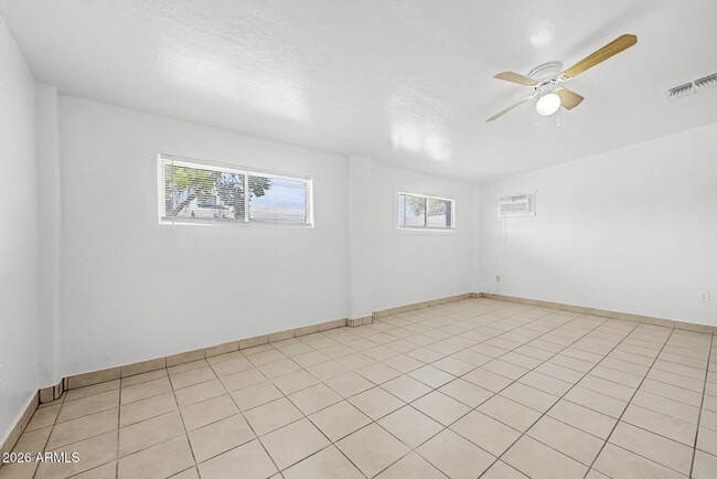 Building Photo - 6944 W Solano Dr N