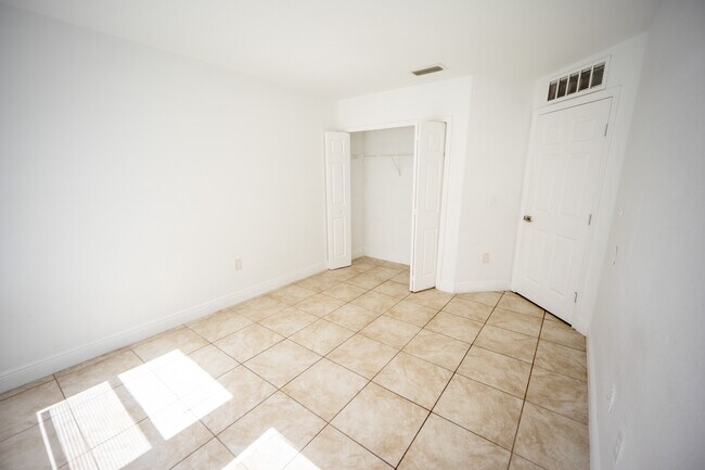 Building Photo - Gated Club Cortile 3/2 Condo 1st-Floor In-Unit Laundry