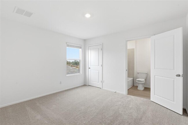 Building Photo - 1404 Roaming Oak Bnd