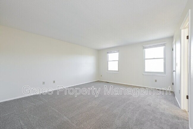 Building Photo - 580 E Kettle Ave