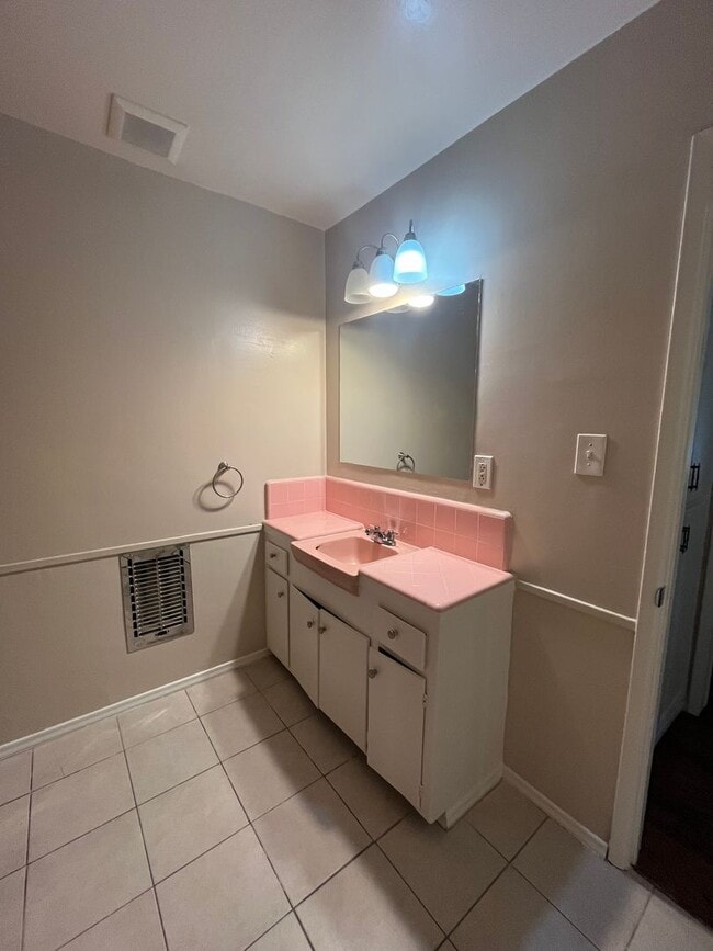 Building Photo - One bedroom condo with garage off Ocean Blvd.