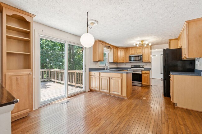 Building Photo - Home in Highly Desirable Forest Ridge!