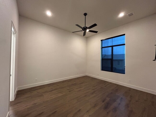 Building Photo - Town Creek CONDO! Large Balcony / Fridge, Washer, Dryer Included / Garage / NBISD