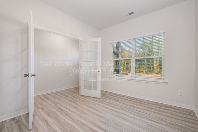 Building Photo - 142 Rustling Waters Dr