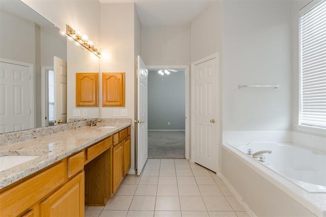 Building Photo - 2450 Streamside Ct