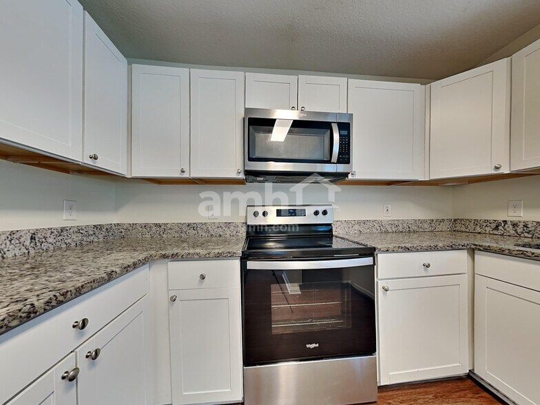Building Photo - 10225 Summerview Cir