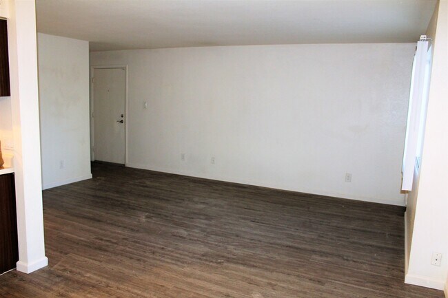 Building Photo - Studio Located in Monaco South Scottsdale Condominiums