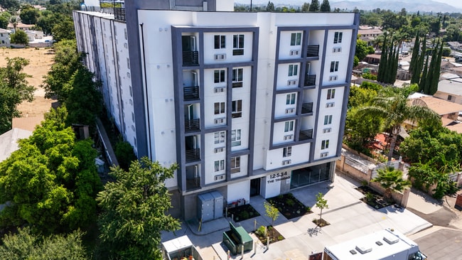 Building Photo - LEASE UP