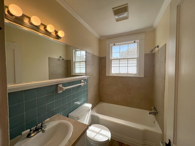 Building Photo - 843 Ingleside Dr