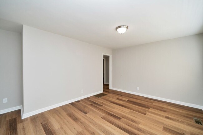 Building Photo - Super Cute & Spotless Corner Lot Home in Bessemer