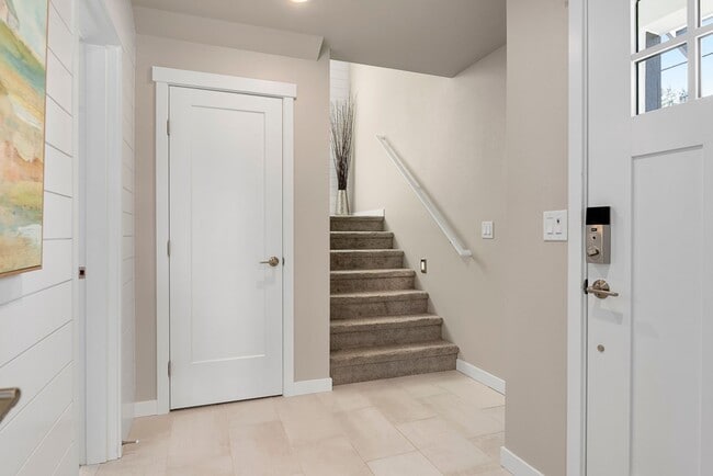 Building Photo - 4 Bedroom with Greenspace Privacy!